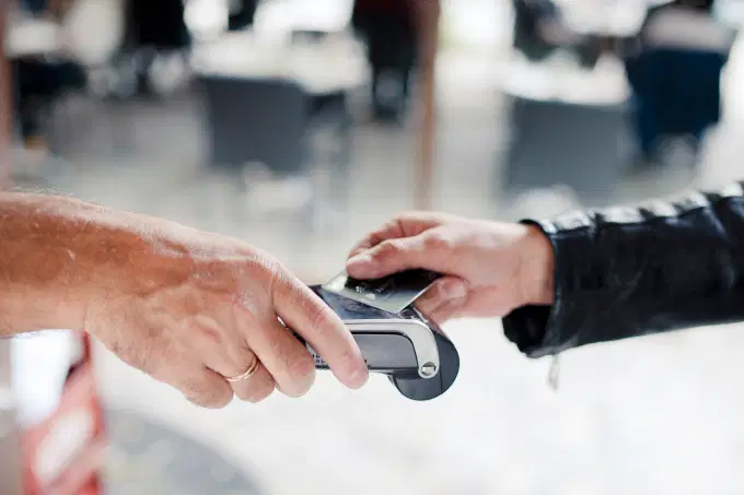 Pagamentos sem contato permite que os compradores evitem tocar em um teclado (Elliott Verdier/The New York Times) 
