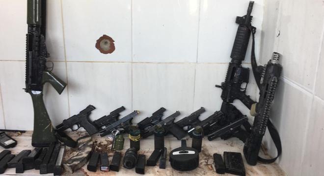 Tiroteio entre policiais e suspeitos deixa pelo menos 13 mortos no RJ