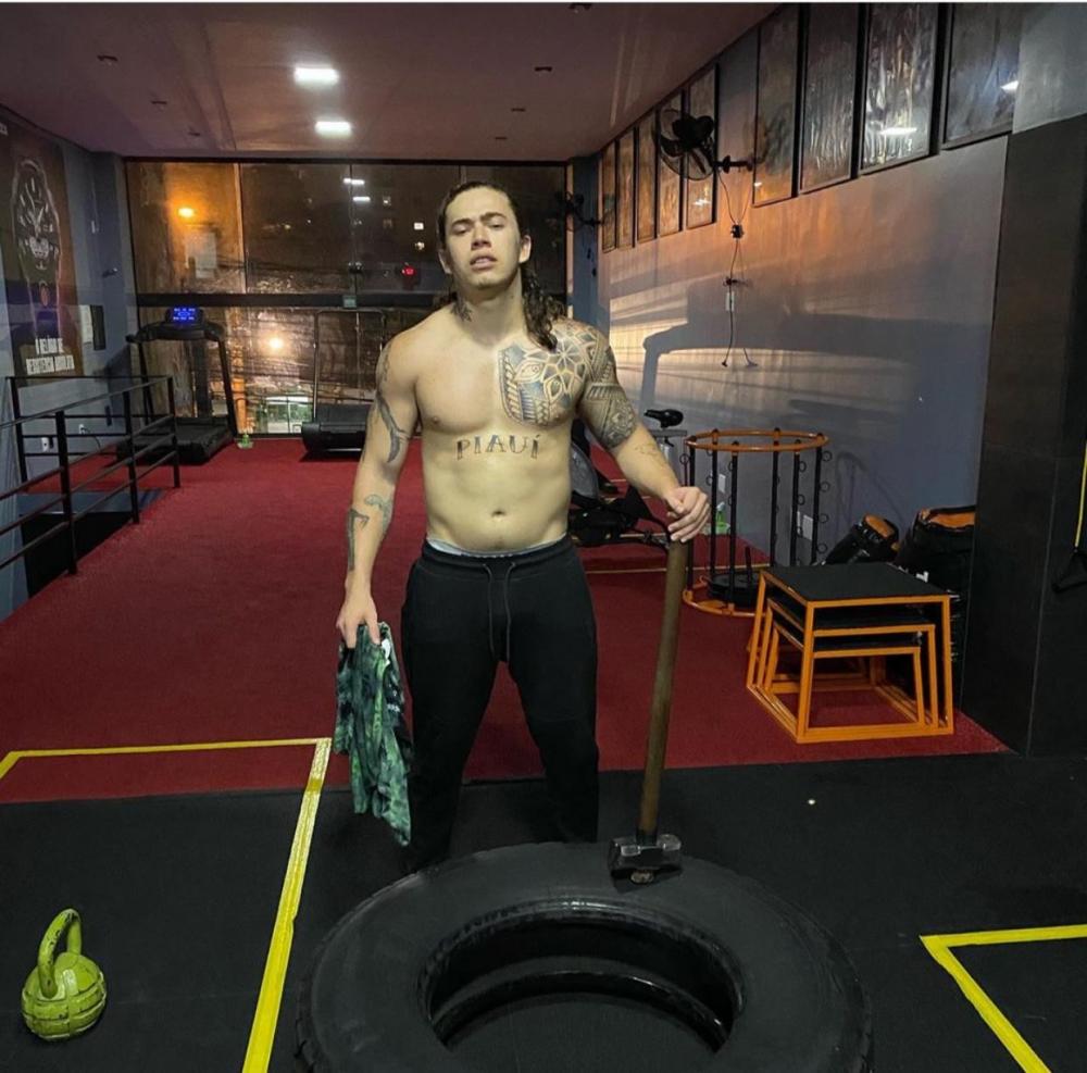 Whindersson posa no crossfit e brinca: 'Tão lindo que quem tira as fotos é o Caio Castro'