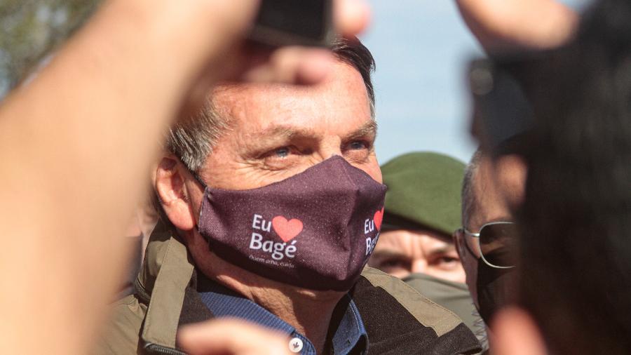 Bolsonaro mostra cloroquina para apoiadores no Rio Grande do Sul