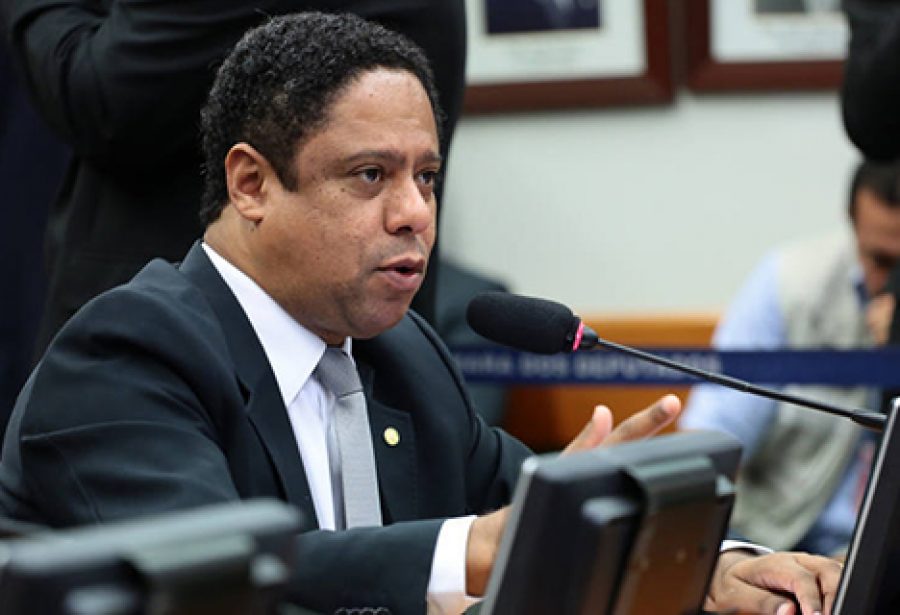 Facebook dá péssimo exemplo ao manter perfis na rede, afirma deputado