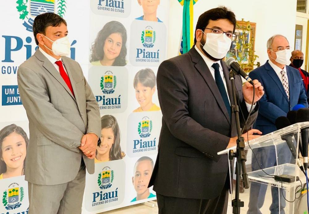 Wellington fez questão do secretário Rafael Fonteles anunciar a antecipação do 13°