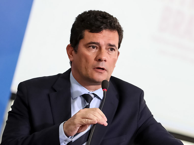 Governo rebate crítica de Moro no Twitter e minimiza 100 mil mortos