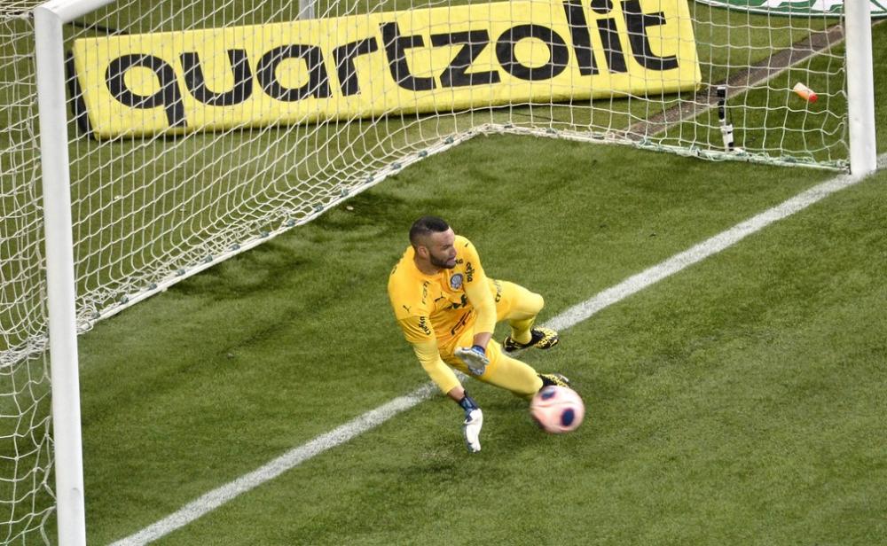 Weverton se supera inspirado em Marcos e é decisivo no título