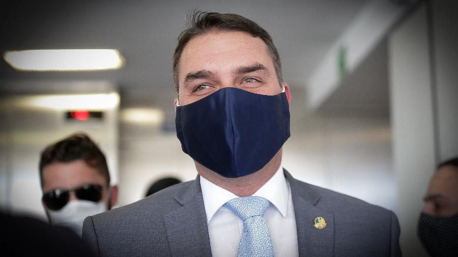 Senador Flávio Bolsonaro pagou R$ 87 mil em dinheiro por salas, diz jornal