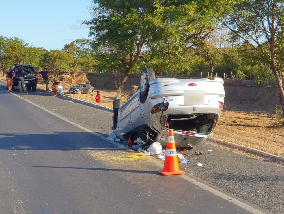 Mulher fica gravemente ferida após carro capotar e colidir com outro na BR-316