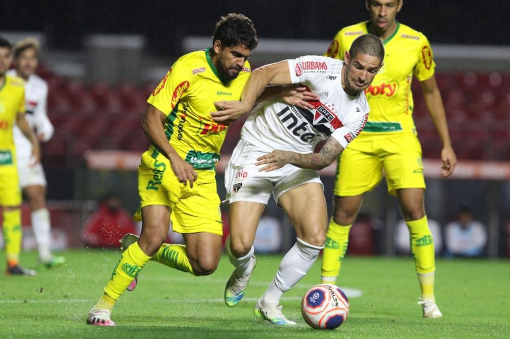 Como Pato perdeu espaço no São Paulo e voltou à reserva