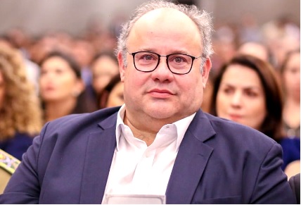 Após reunião, Arão Lobão deixa o cargo à disposição do governador