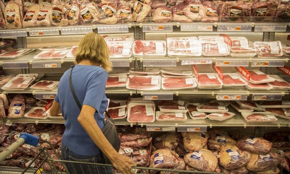 Setor de congelados em supermercado: amostras de frango brasileiro na China estariam contaminadas com vírus. Foto: Analice Paron / Agência O Globo