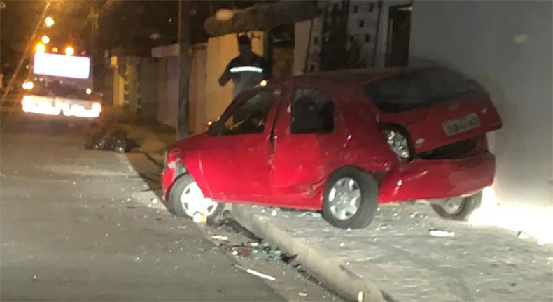 Veículo em fuga de assaltantes bate em outro e mata jornalista