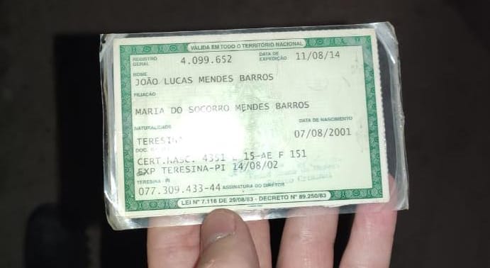 Homens encapuzados se identificam como policiais e matam dois