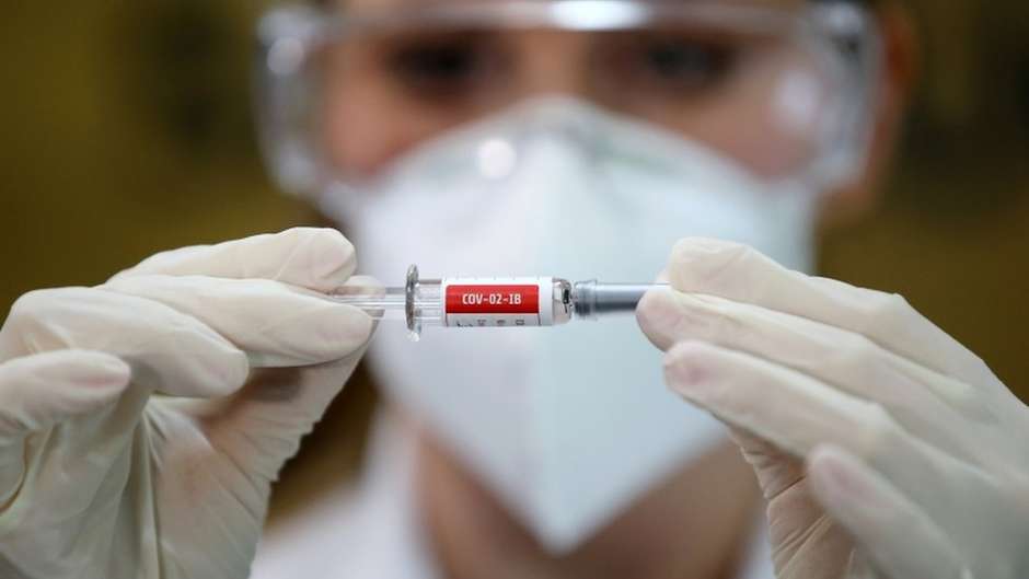 Há 165 vacinas contra a covid-19 em desenvolvimento no mundo, segundo a OMS Foto: Reuters / BBC News Brasil
