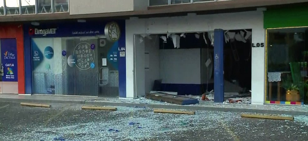 Bandidos explodem terminais da Caixa Econômica na avenida Dom Severino