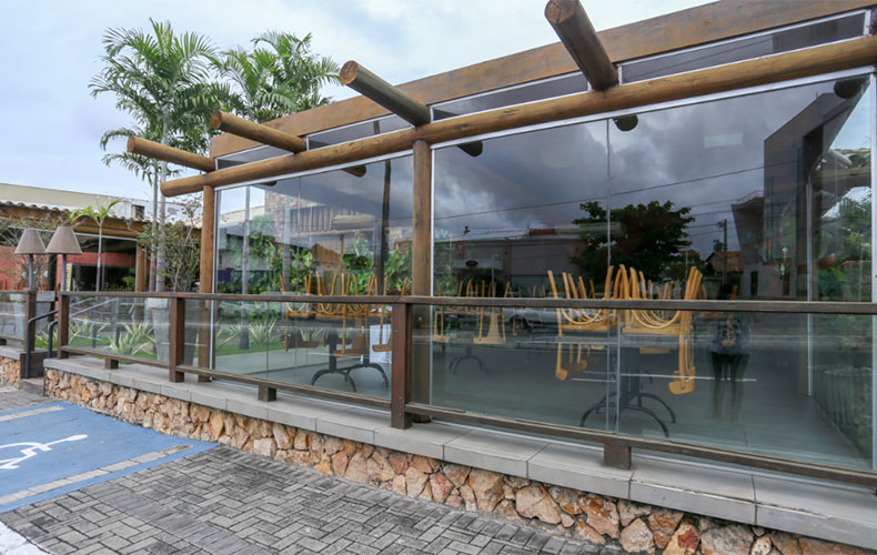 Bares e restaurantes reabrem com funcionamento de 8 horas