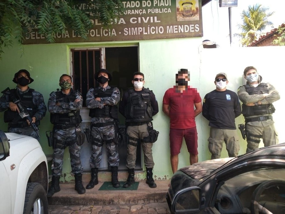 Homem foi levado para a Delegacia Regional de Simplício Mendes — Foto: Divulgação /PM-PI