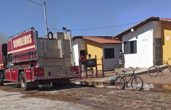 Família tem casa destruída por incêndio sete dias após receber a residência
