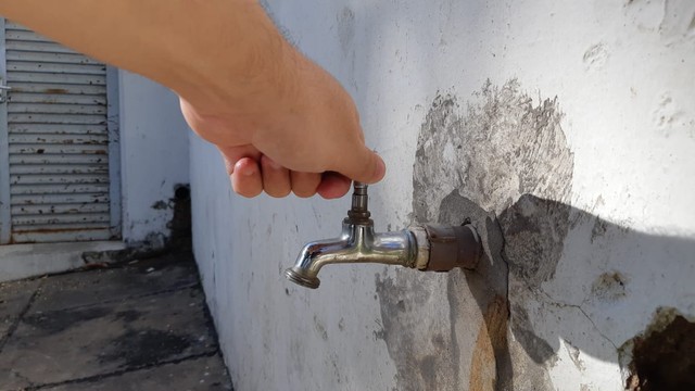 Vazamento deixa 12 bairros com abastecimento de água prejudicado