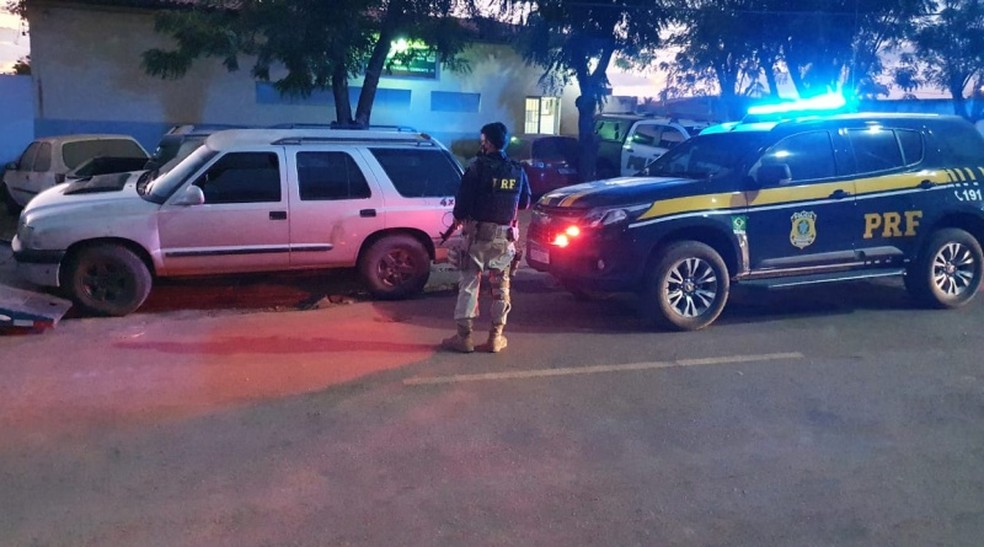 PRF apreende caminhonete roubada que estava em posse de vereador