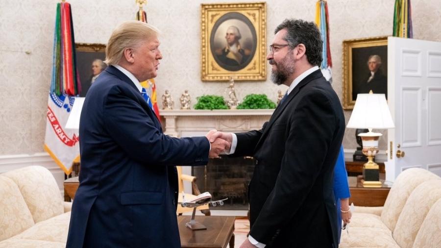 O presidente dos EUA, Donald Trump, cumprimenta o chanceler brasileiro, Ernesto Araújo, na Casa Branca - Imagem: Reprodução/Twitter