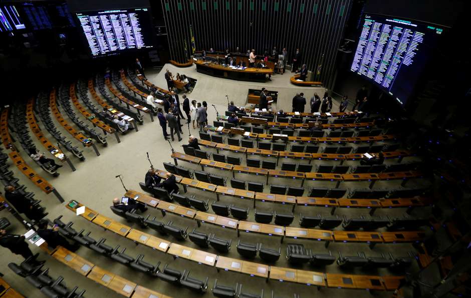 Para manter auxílio, Câmara mira salário de servidores
