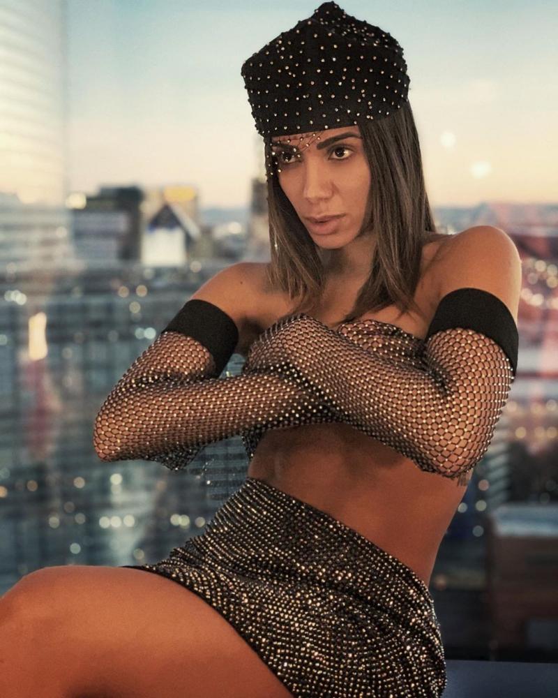 Anitta tira blusa, posa sem 'make' e brinca: 'Apenas com plásticas'
