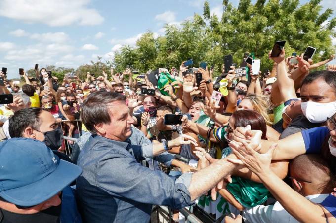 Bolsonaro mira os mais pobres e deixa oposição perplexa e sem ação