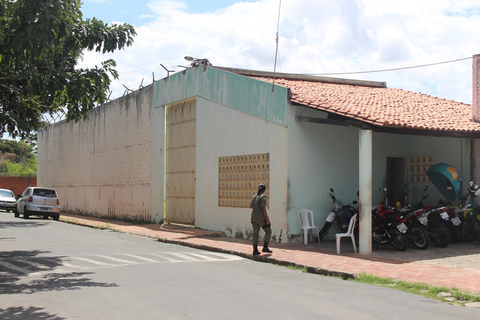 Internos fazem motim no CEM e educador é mantido refém