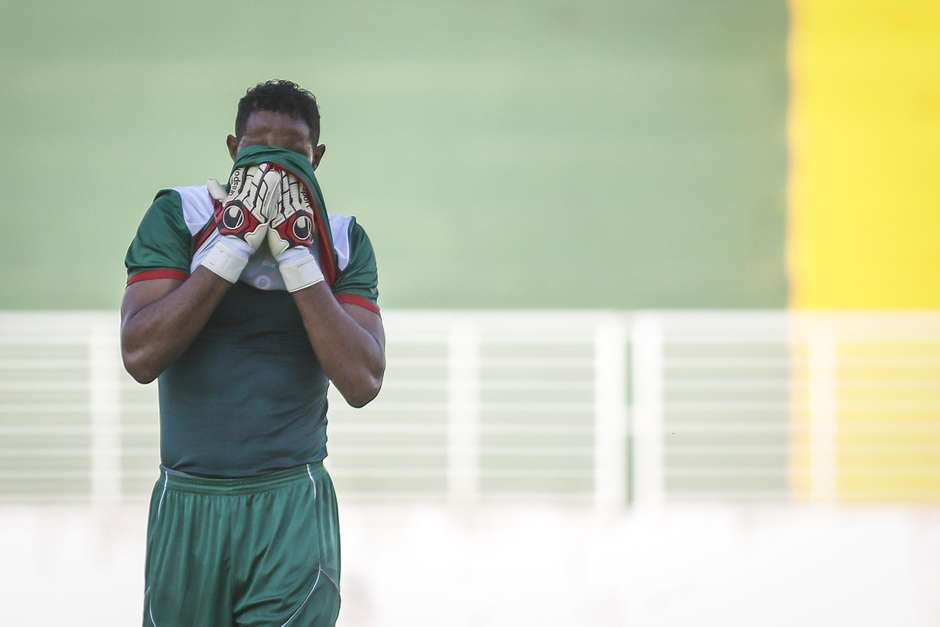 Goleiro Bruno erra e é atacado em página do Rio Branco-AC