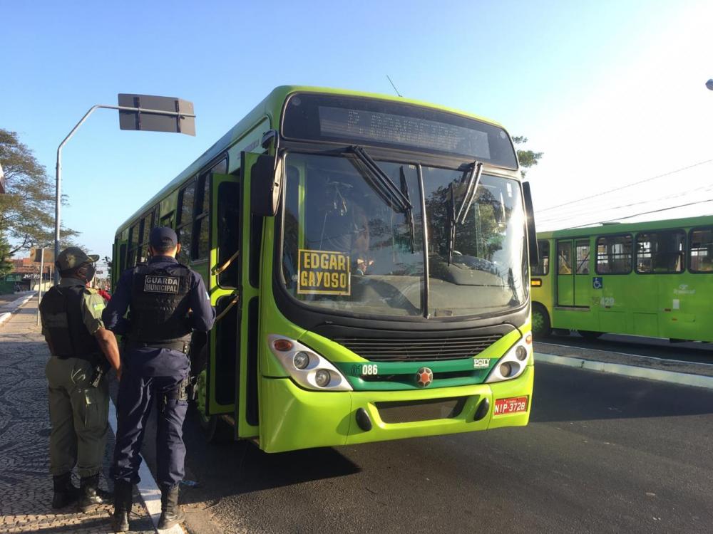 Strans notifica 27 ônibus com excesso de passageiros nesta segunda-feira (31)
