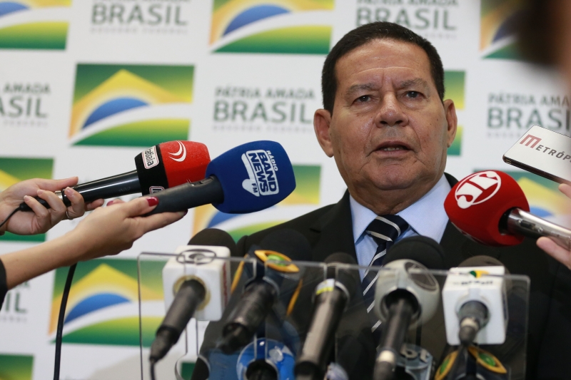 General, Mourão diz ser contra acúmulo de salários de militares acima do teto