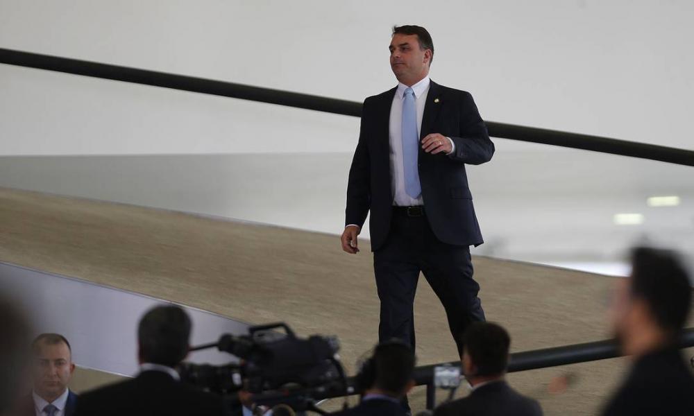 Censura à Globo deixa Flávio Bolsonaro inteiramente nu