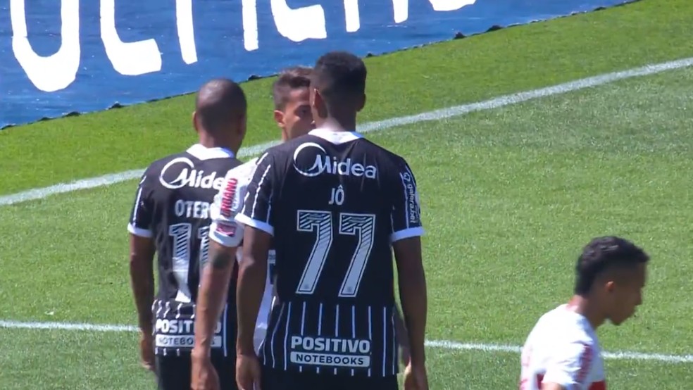 Jô se desculpa por lance contra zagueiro: 'Cabeça quente'