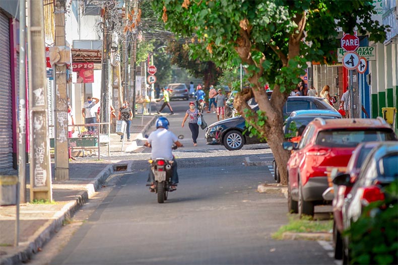 Após quase seis meses, bares e lojas abrem pela 1ª vez no sábado
