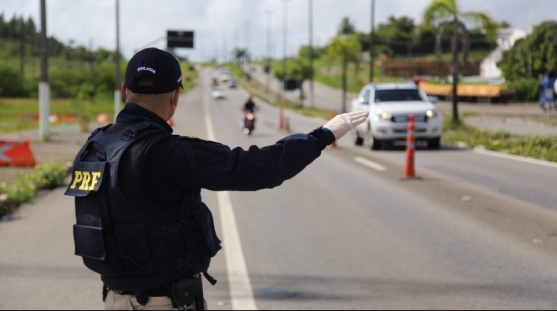 Pai abandona filho de três anos ao fugir de abordagem policial