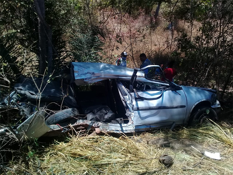 Carros caem em ribanceira em acidente na BR-316 em Monsenhor Gil