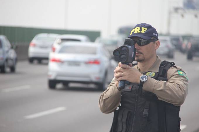 Policial rodoviário utilizando um radar móvel PRF/Divulgação