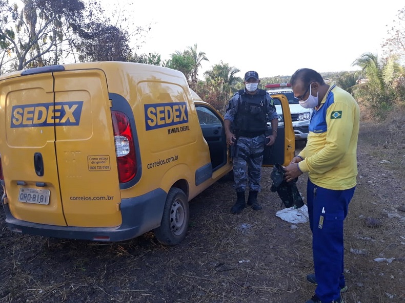 Funcionário dos Correios é mantido refém e carga é roubada
