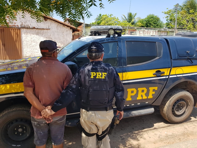PRF prende condutor e apreende veículo adulterado na BR 343