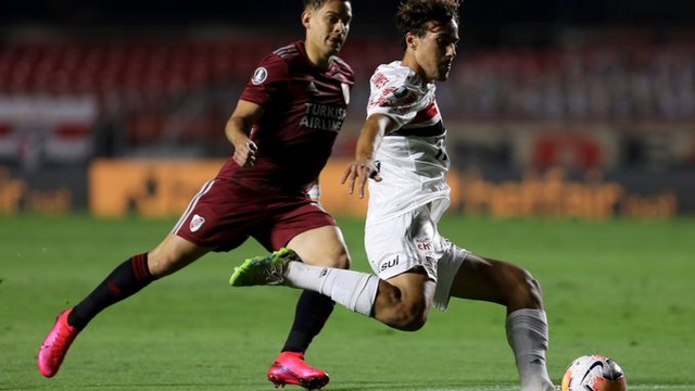 São Paulo empata com o River por 2 a 2 após dois gols contra do adversário