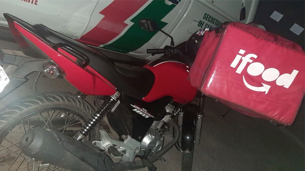 Jovens com mochila de delivery são presos com arma de fogo em Teresina