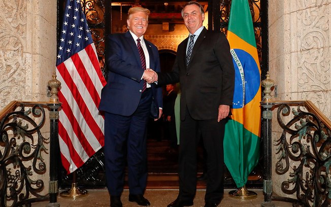 Com Trump, Bolsonaro ganha prêmio 