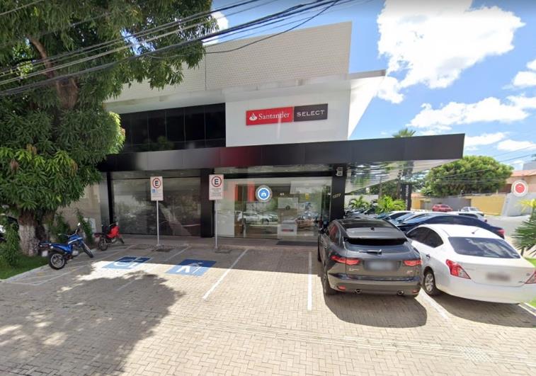 Bandidos arrombam banco Santander e levam malotes de dinheiro em Teresina