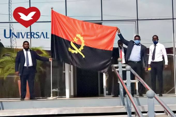 Grupo em prédio ocupado de Luanda: gritos de justiça e hasteamento da bandeira nacional - Igreja Universal Angola/Divulgação