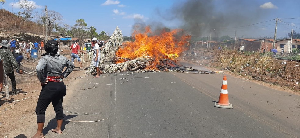 Moradores queimam pedaços de pau e interditam estrada em protesto na Zona Sudeste de Teresina — Foto: Divulgação