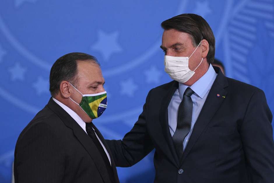 Pazuello e Jair Bolsonaro durante a posse do ministro da Saúde - Foto: Edu Andrade/Fatopress / Estadão Conteúdo