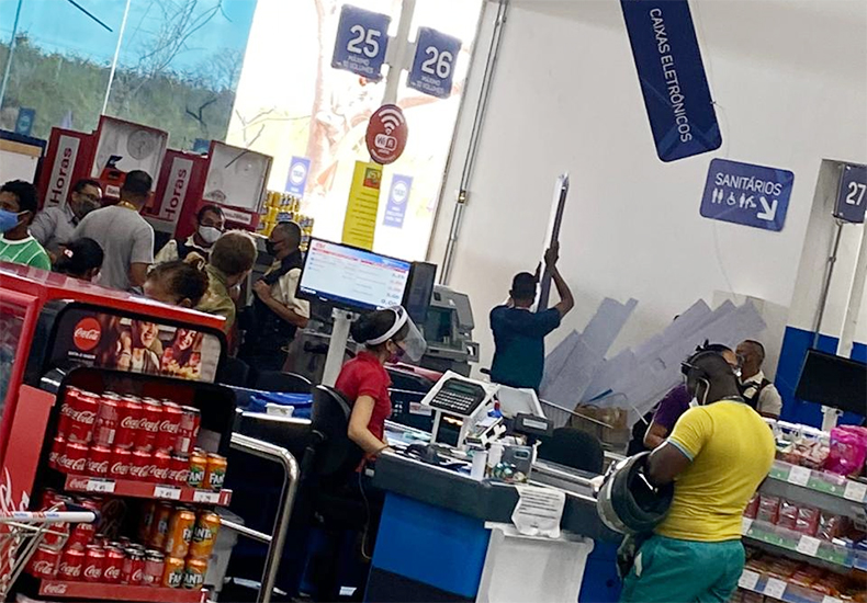 Bandidos explodem caixas eletrônicos de supermercado na Av Zequinha Freire