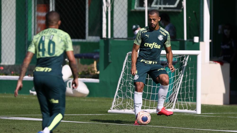 Vitor Hugo participa de treino com bola na Academia de Futebol — Foto: Cesar Greco/Ag. Palmeiras