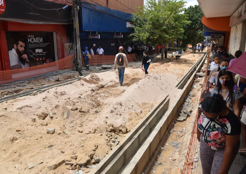 Obra no Centro de Teresina é alvo de reclamações de comerciantes e pedestres