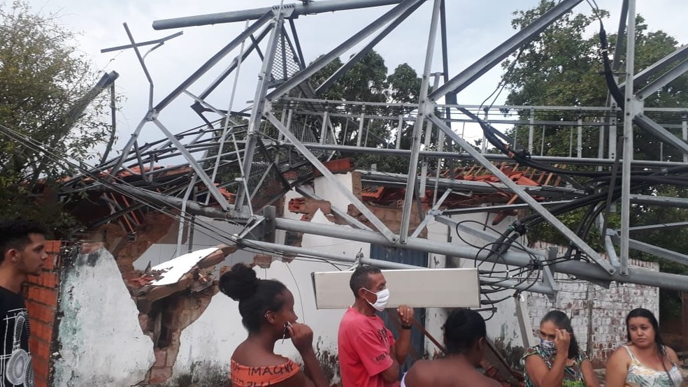 Torre destruiu duas casas na cidade de Palmeirais, no Norte do Piauí — Foto: Divulgação /PM-PI