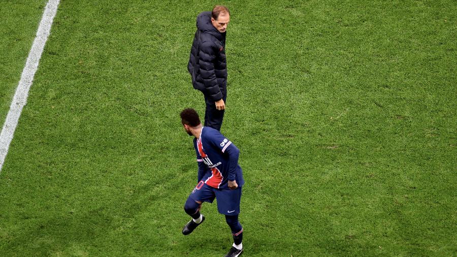 Neymar fala com o técnico Thomas Tuchel após sentir desconforto na panturrilha durante partida do PSG - Imagem: Xavier Laine/Getty Images